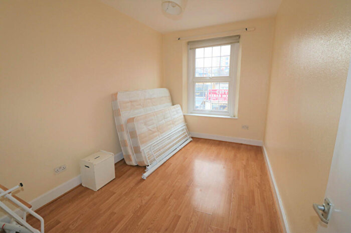 1 Bedroom Flat To Rent In Stoke Newington High Street, London, N16