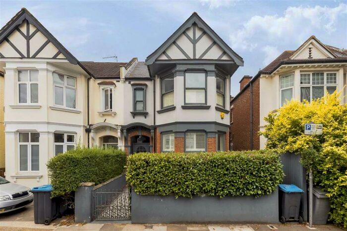 5 Bedroom Semi-Detached House To Rent In Melrose Avenue, Willedsen Green, NW2