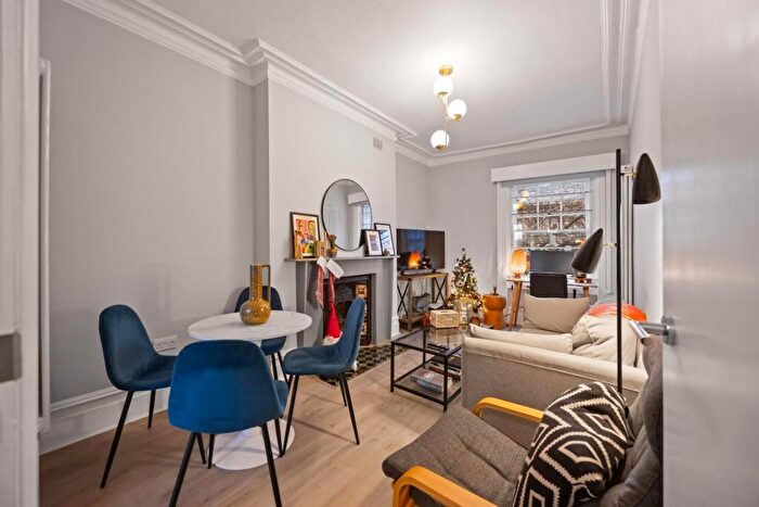 1 Bedroom Apartment To Rent In Rosslyn Hill. Hampstead, NW3