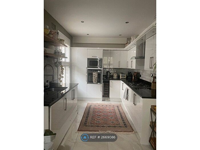 3 Bedroom Maisonette To Rent In London, London, SW16