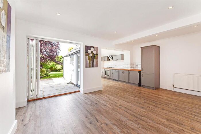 3 Bedroom Cottage For Sale In Swan Street, Petersfield, GU32