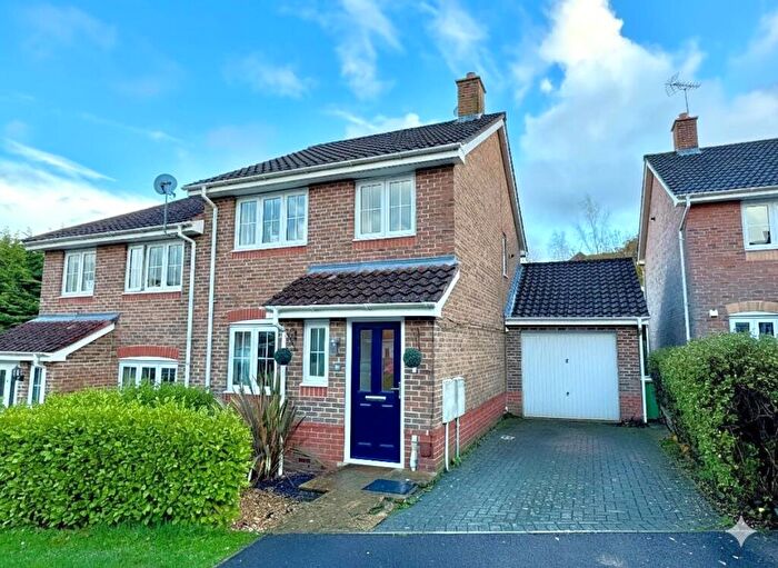 3 Bedroom Semi Detached House For Sale In Badgers Copse, Park Gate, SO31