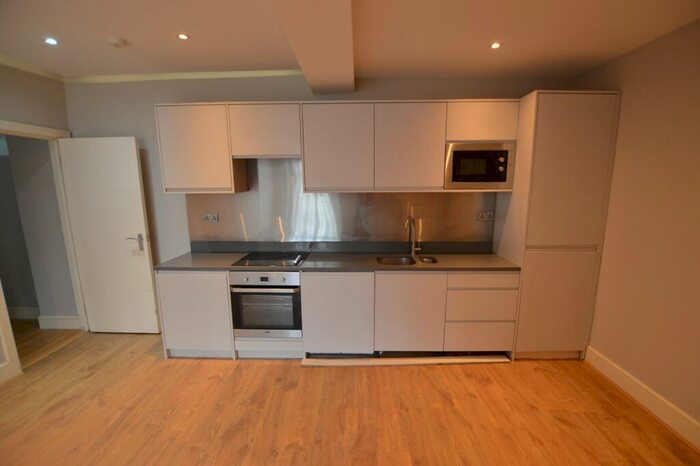 2 Bedroom Flat To Rent In Flat Met House, E10