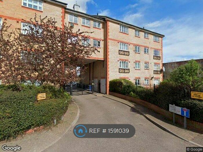 2 Bedroom Flat To Rent In Alice Close, London, EN5