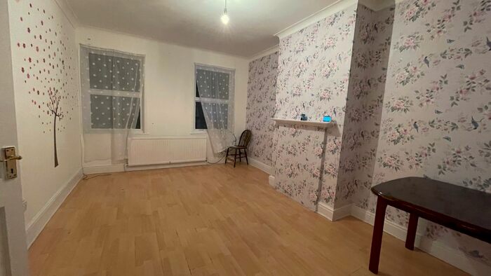 4 Bedroom Flat To Rent In Deansbrook Road, Edgware, HA8