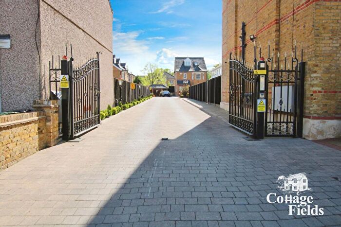 3 Bedroom Maisonette To Rent In Gordon Hill, Chesham Court, EN2