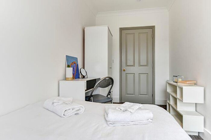 1 Bedroom Terraced House To Rent In Queens Park Road, Brighton, BN2