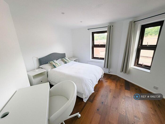 2 Bedroom Flat To Rent In Commercial Road, Exeter, EX2