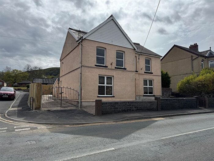 4 Bedroom Detached House For Sale In Cwmamman Road, Glanamman, Ammanford, SA18