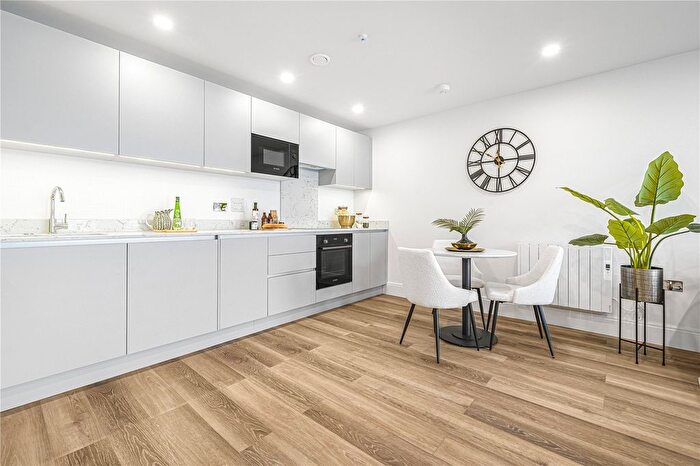 1 Bedroom Flat For Sale In Church Grove, Hampton Wick, KT1