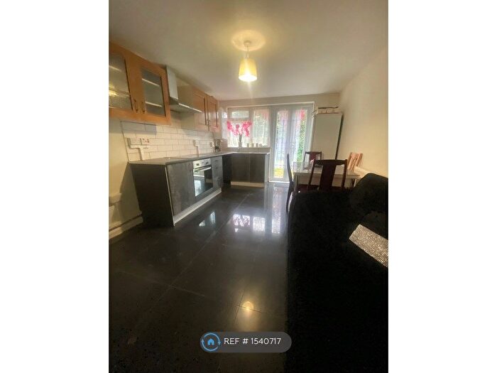 2 Bedroom Flat To Rent In Commerce Road, London, N22