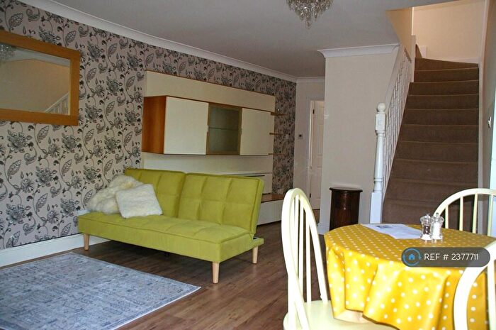 1 Bedroom Flat To Rent In Mills Spur, Old Windsor, SL4