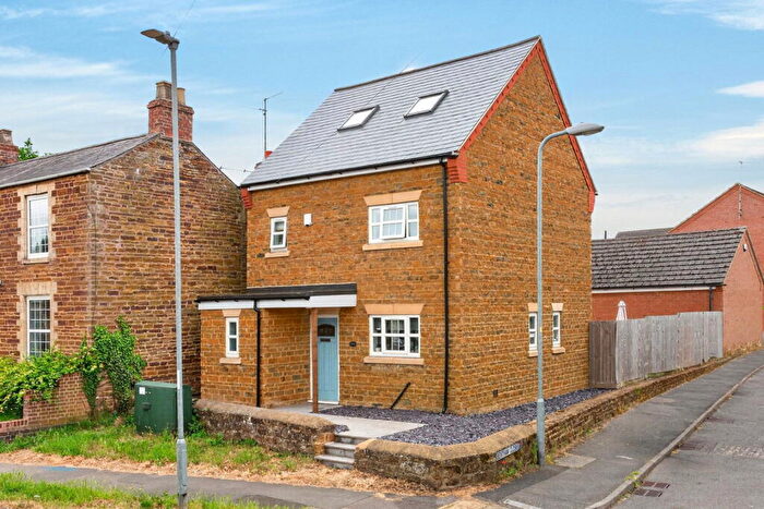 3 Bedroom Detached House For Sale In High Street, Broughton, NN14