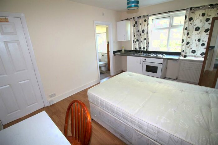 Flat To Rent In Brook Avenue, Edgware, HA8