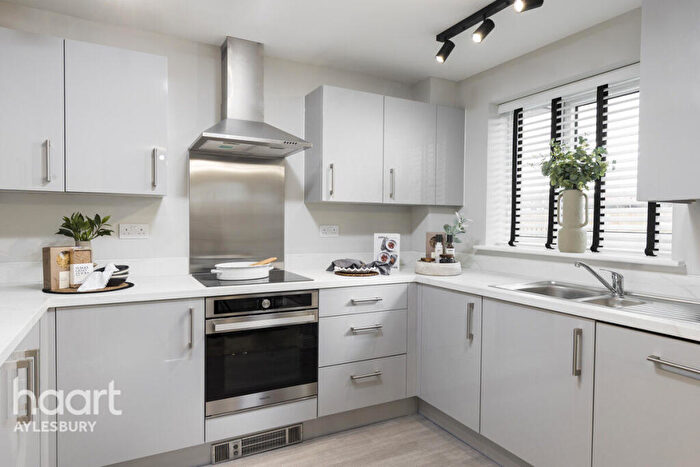 2 Bedroom Apartment For Sale In The Crabapple, Aylesbury, HP18