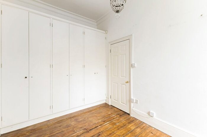 2 Bedroom Flat For Sale In Gordon Place, London, W8