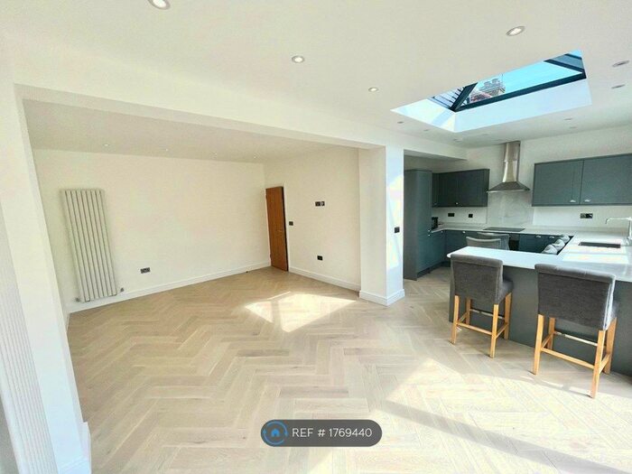 5 Bedroom Bungalow To Rent In Willow Gardens, Ruislip, HA4