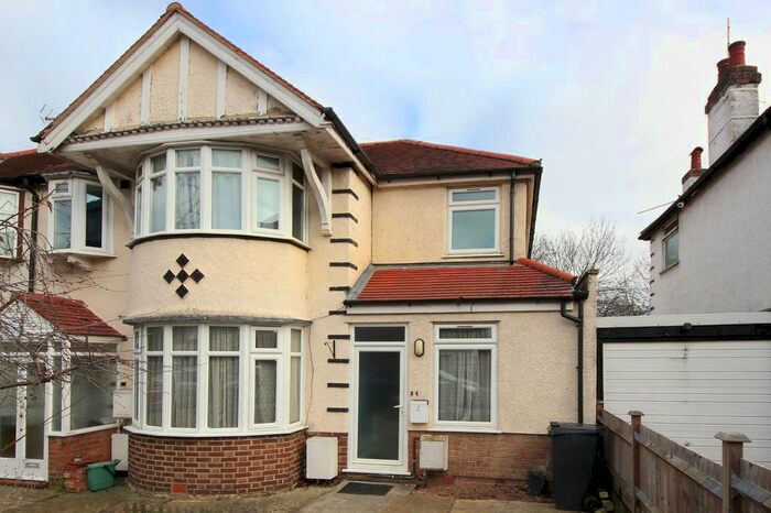 4 Bedroom Flat To Rent In Brentmead Gardens, London NW10