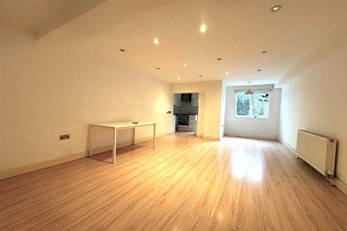 2 Bedroom Apartment To Rent In Mountgrove Road, N5