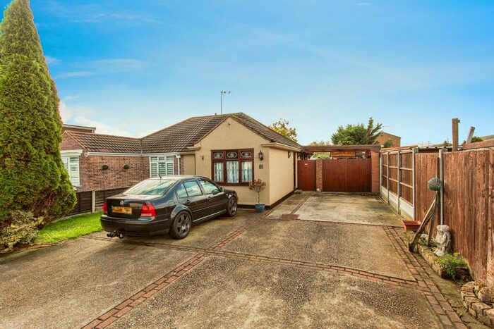 2 Bedroom Bungalow For Sale In Brook Close, Rochford, Essex, SS4