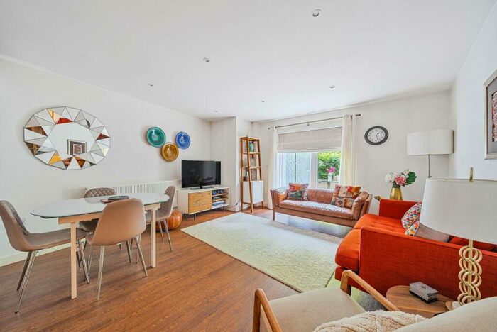 2 Bedroom Flat To Rent In Howard Court, Stanmore, HA7