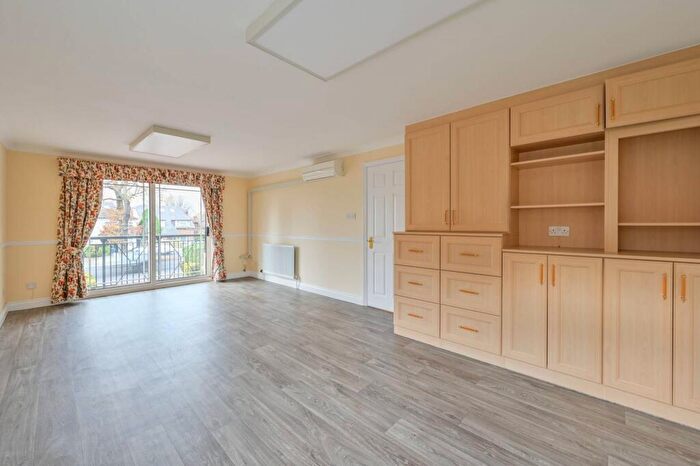 2 Bedroom Flat To Rent In Chase Side, , Southgate, London, N14