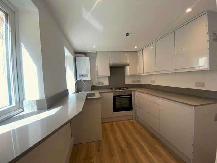 2 Bedroom Flat To Rent In High Road, Leytonstone, London, E11