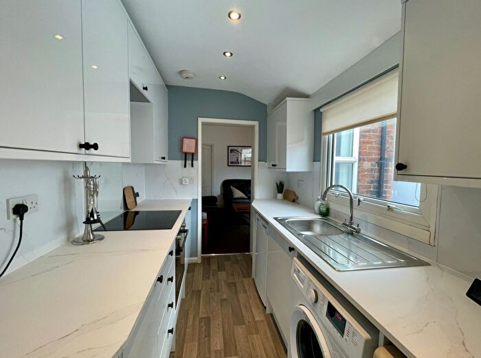 3 Bedroom Terraced House To Rent In West End Bed Student House // Sept, LN1