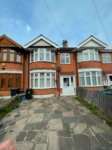 4 Bedroom Detached House To Rent In Havering Gardens, Romford, RM6