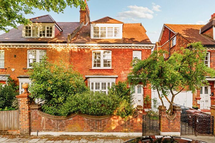 2 Bedroom Flat To Rent In Priory Avenue, Chiswick, W4