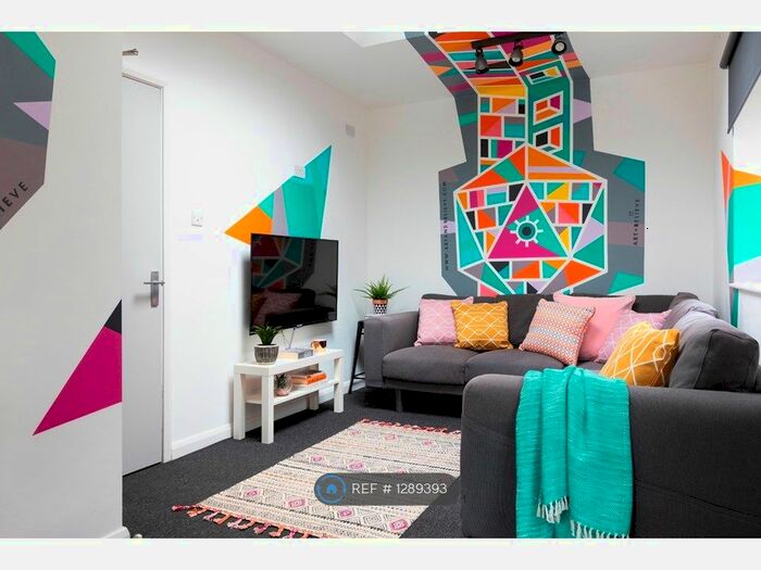 6 Bedroom Semi-Detached House To Rent In Wheatfield Way, Brighton BN2