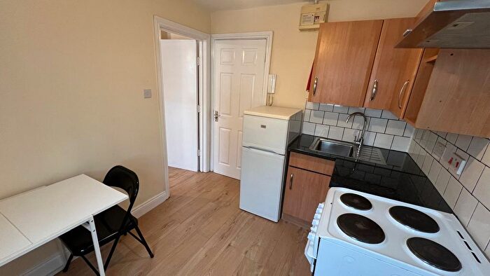 1 Bedroom Flat To Rent In Hammersmith Road, London, W14