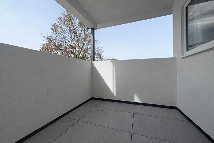 2 Bedroom Flat For Sale In Portelet Road, London, E1