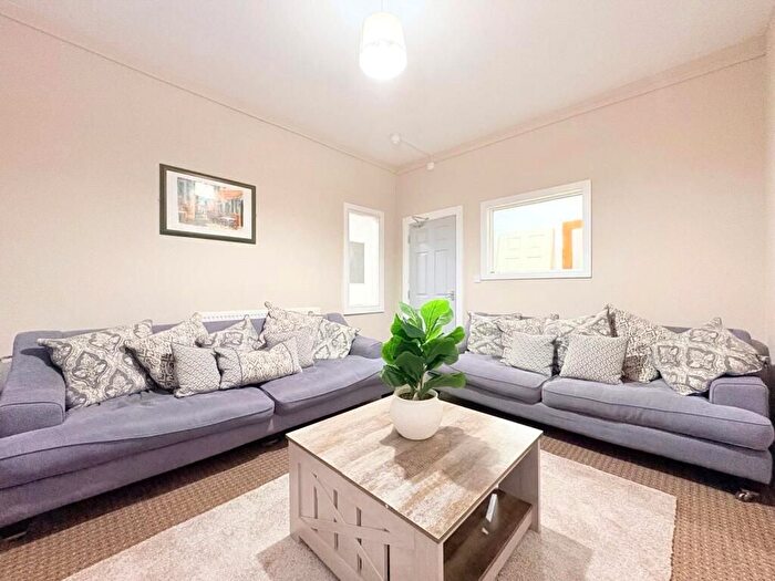 4 Bedroom Flat To Rent In Garratt Terrace, London, SW17