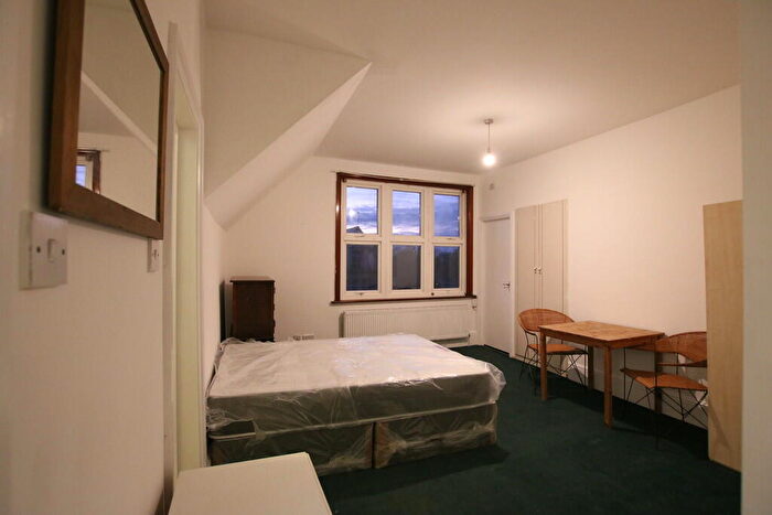 Studio To Rent In Park Avenue, Willesden Green, London, NW2