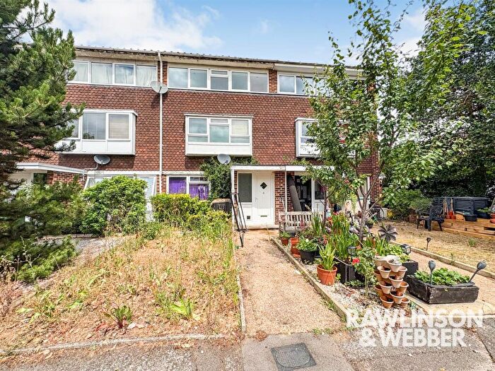 2 Bedroom Maisonette For Sale In Carlyle Close, West Molesey, KT8