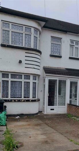 3 Bedroom Terraced House To Rent In Rushden Gardens, Ilford, Essex, IG5
