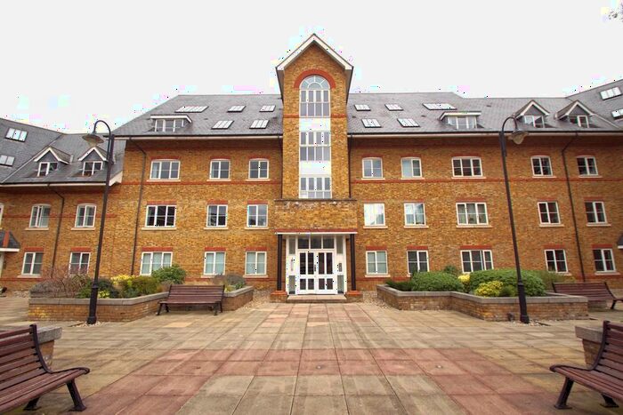 2 Bedroom Flat To Rent In Stewart Place, Ware, SG12