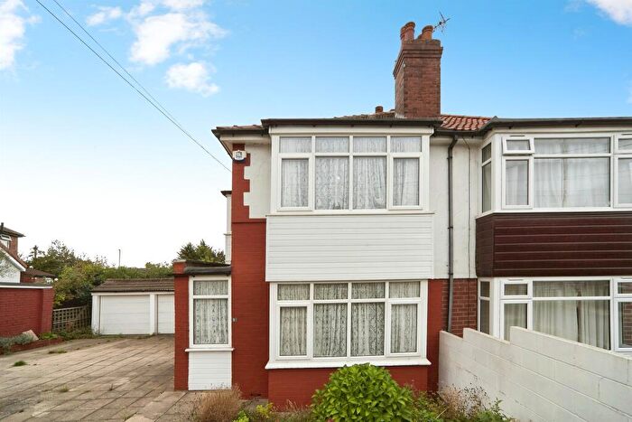3 Bedroom Semi-Detached House For Sale In Bankfield Grove, Leeds, LS4