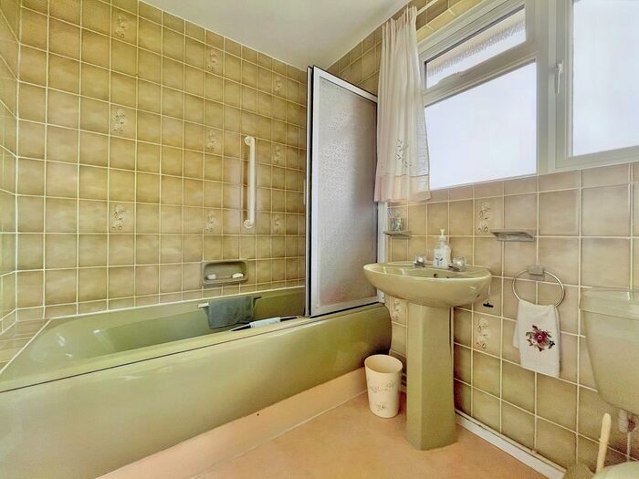 3 Bedroom Semi-Detached House For Sale In Larkhill Road, Abingdon, OX14