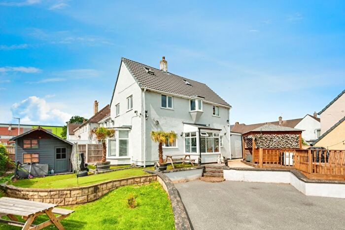 4 Bedroom Semi-Detached House For Sale In Willow Close, Runcorn, Cheshire, WA7