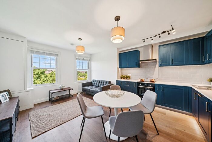 2 Bedroom Flat To Rent In Knollys Road, London, SW16