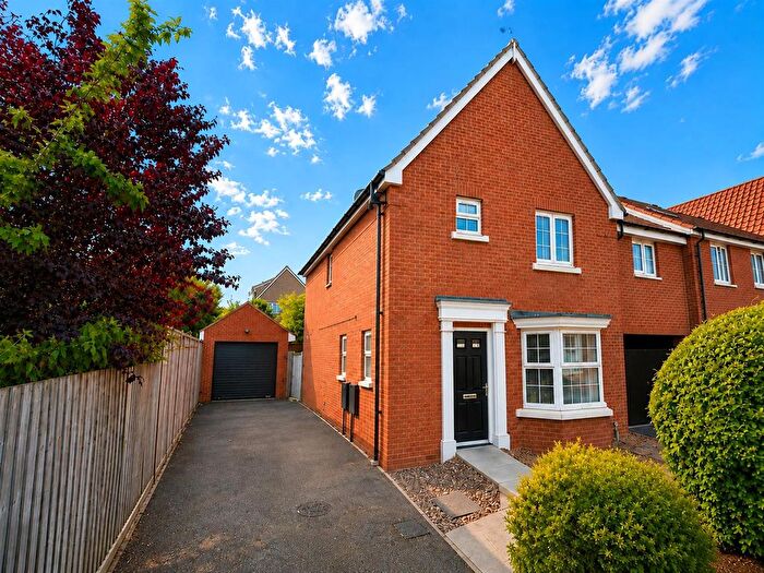 3 Bedroom Link Detached House For Sale In Wainwright Avenue, Braintree, CM77