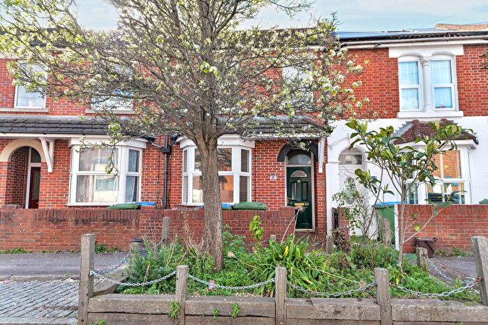 4 Bedroom Semi-Detached House For Sale In Radcliffe Road, Hampshire, SO14