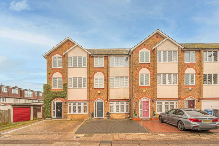 4 Bedroom Property To Rent In Finchley Park, North Finchley, London, N12