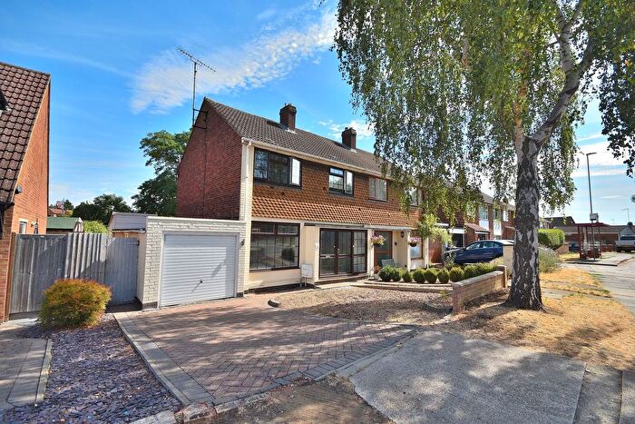 3 Bedroom Semi-Detached House For Sale In Chiltern Avenue, Northampton, NN5
