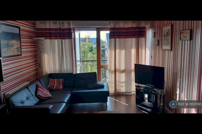 2 Bedroom Flat To Rent In Oakridge Village, Basingstoke, RG21