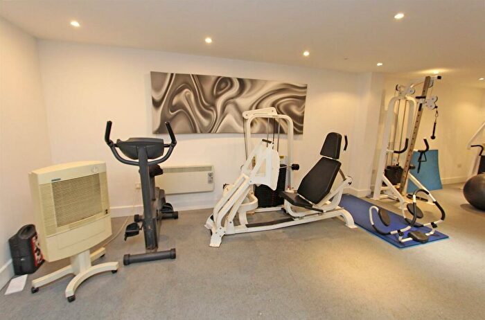 2 Bedroom Apartment To Rent In Kingswood, KT20