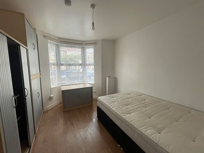 2 Bedroom Flat To Rent In Queens Road, Southall, UB2