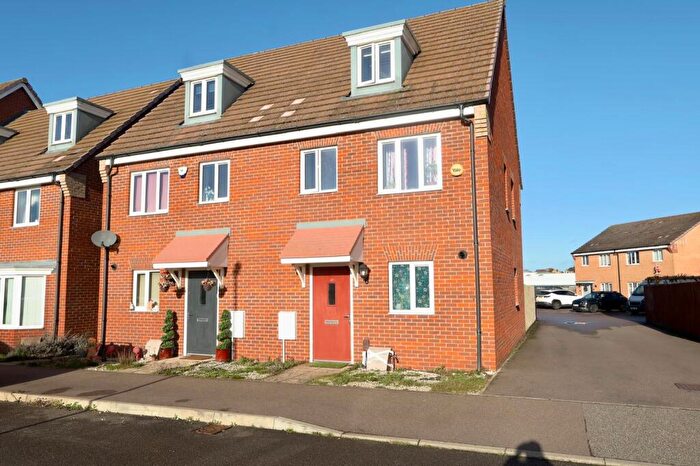 3 Bedroom Semi Detached House For Sale In Whinchat Gardens, Leighton Buzzard, LU7